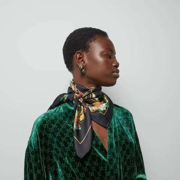 구* 플라워 로고 블랙 사각 스카프