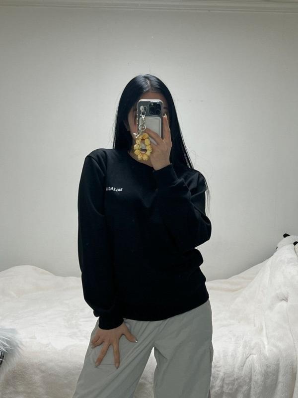 발**** 라운드 맨투맨 티셔츠