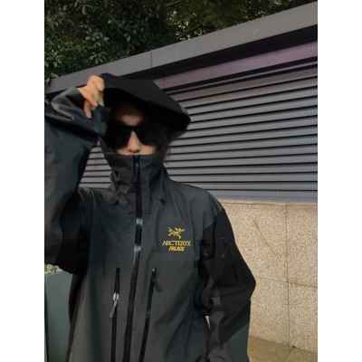 아**** x 팔** 콜라보 알파 고어텍스 자켓  수입